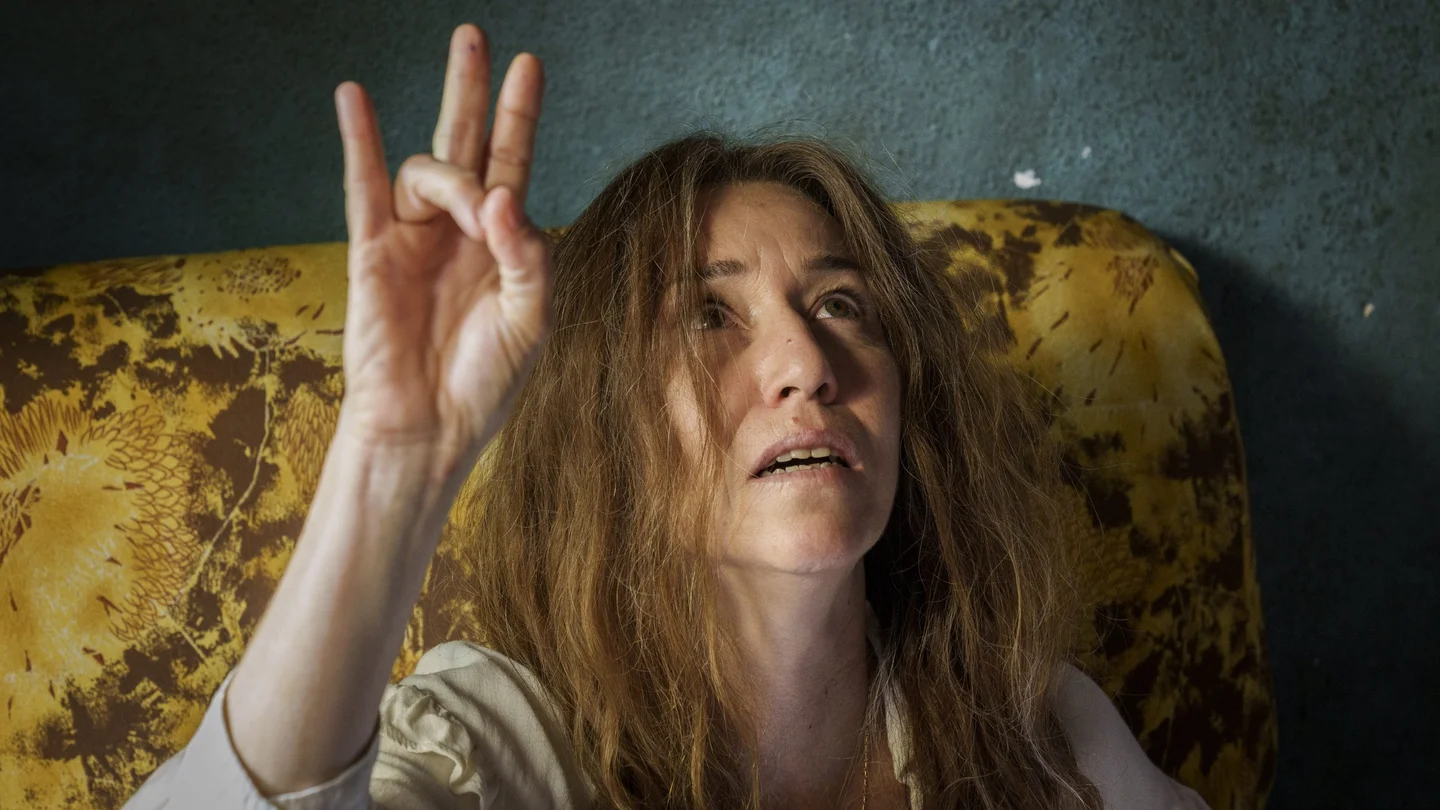 Lola Dueñas interpreta a uno de los personajes principales de 'La Mesías' en una de las tres líneas temporales. Lola Dueñas interpreta a uno de los personajes principales de 'La Mesías' en una de las tres líneas temporales.