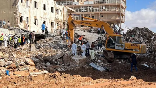 Equipos de rescate buscan supervivientes entre los escombros en Derna, este de Libia. Equipos de rescate buscan supervivientes entre los escombros en Derna, este de Libia.