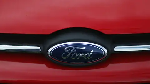 Capot delantero de un Ford.