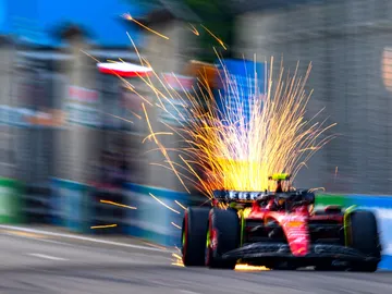 Carlos Sainz domina la noche de Singapur y saldrá desde la Pole Carlos Sainz domina la noche de Singapur y saldrá desde la Pole