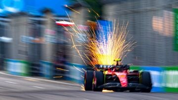 Carlos Sainz domina la noche de Singapur y saldrá desde la Pole