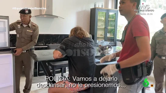 El momento en el que Daniel Sancho se derrumba durante la reconstrucción del asesinato de Edwin Arrieta El momento en el que Daniel Sancho se derrumba durante la reconstrucción del asesinato de Edwin Arrieta