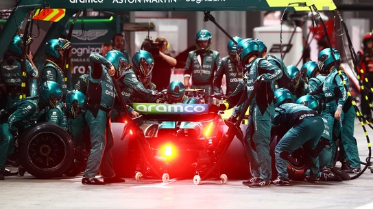 La parada de Aston Martin con Fernando Alonso La parada de Aston Martin con Fernando Alonso