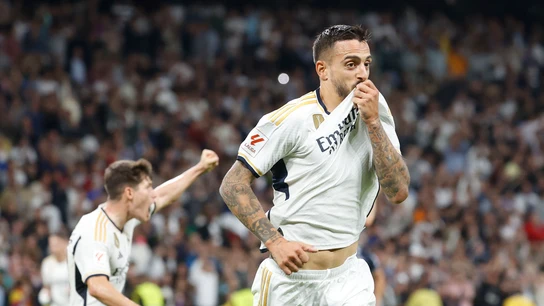 Joselu se besa el escudo tras marcar un gol Joselu se besa el escudo tras marcar un gol