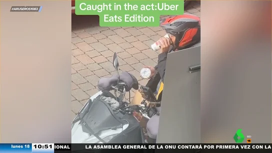 Un repartidor de comida rápida es pillado 'in fraganti' bebiéndose el pedido que va a entregar Un repartidor de comida rápida es pillado 'in fraganti' bebiéndose el pedido que va a entregar