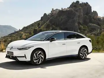 La nueva berlina eléctrica que roza los 5 metros y tiene 620 km de autonomía ya está a la venta La nueva berlina eléctrica que roza los 5 metros y tiene 620 km de autonomía ya está a la venta