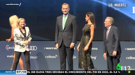 Las miraditas de la reina Letizia a las transparencias que lleva Bad Gyal: "La va repasando una y otra vez" Las miraditas de la reina Letizia a las transparencias que lleva Bad Gyal: "La va repasando una y otra vez"