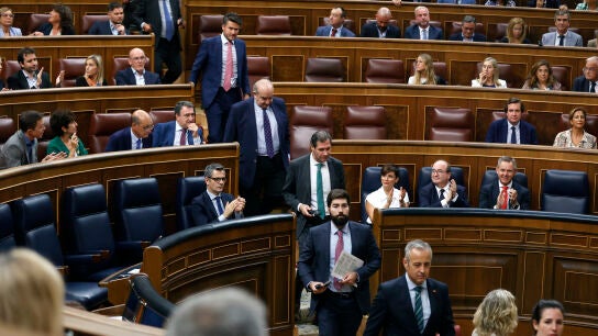 Varios diputados de VOX abandonan el hemiciclo en protesta por el uso de lenguas cooficiales