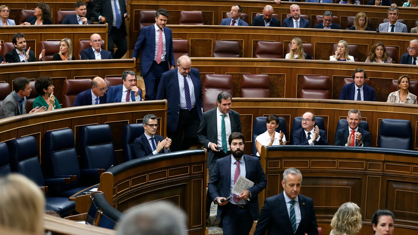 Varios diputados de VOX abandonan el hemiciclo en protesta por el uso de lenguas cooficiales Varios diputados de VOX abandonan el hemiciclo en protesta por el uso de lenguas cooficiales