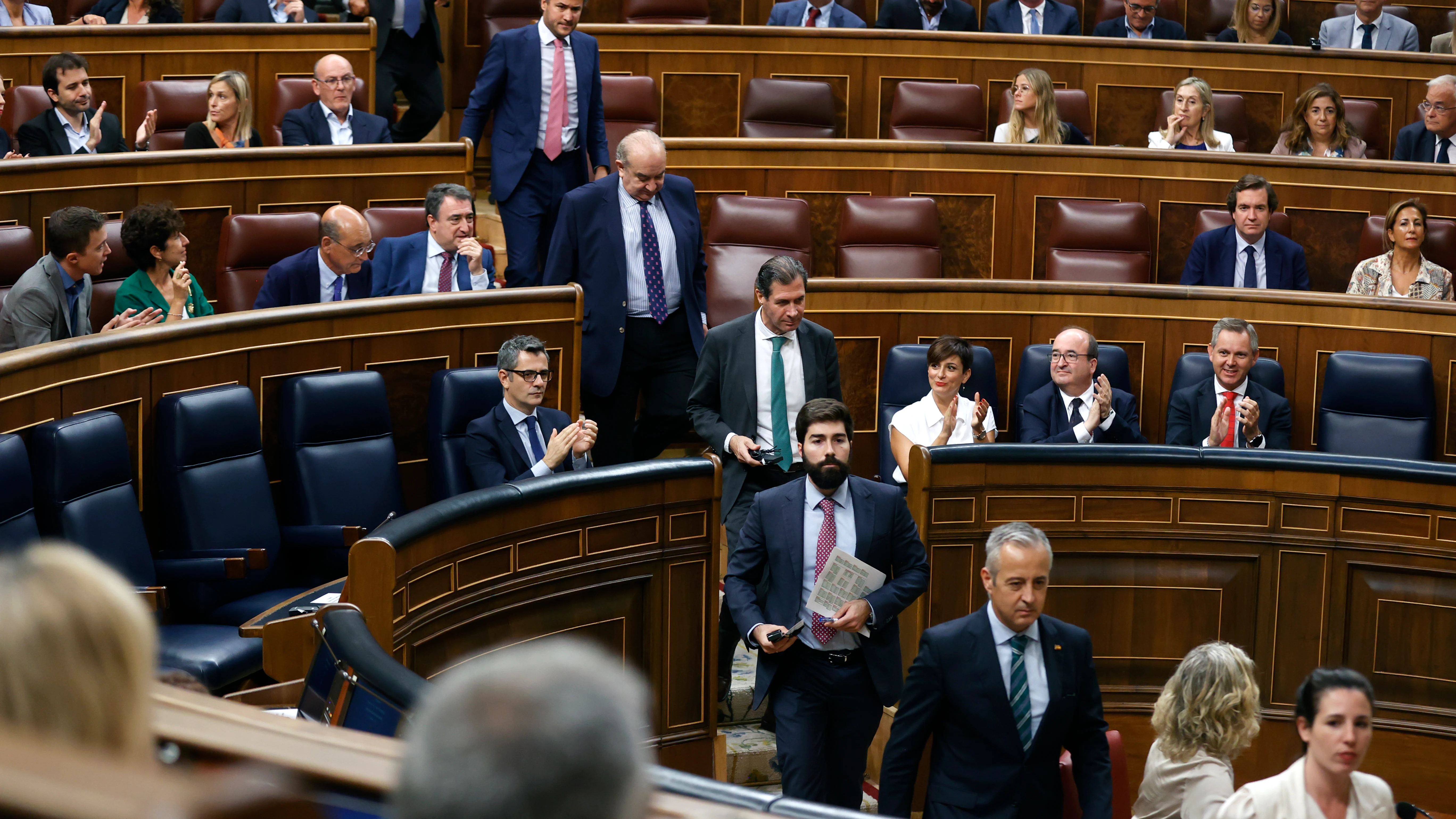 Varios diputados de VOX abandonan el hemiciclo en protesta por el uso de lenguas cooficiales