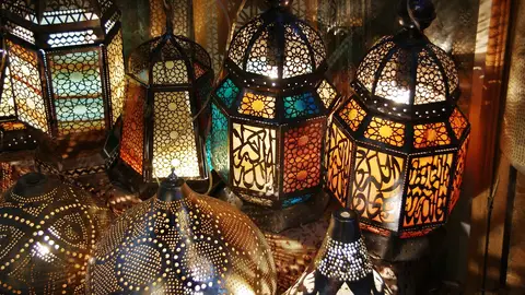 Lámparas en el zoco de El Cairo Lámparas en el zoco de El Cairo