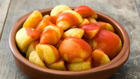 Imagen de archivo de un plato de patatas bravas Imagen de archivo de un plato de patatas bravas