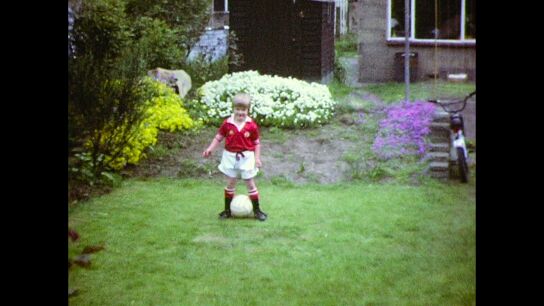 David Becham con la equipación del Manchester United en el que debutaría a los 17 años.