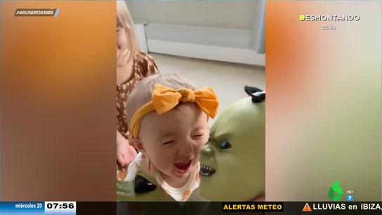 Una niña regala a su hermanita pequeña un muñeco diabólico que termina convirtiéndose en su peluche favorito Una niña regala a su hermanita pequeña un muñeco diabólico que termina convirtiéndose en su peluche favorito