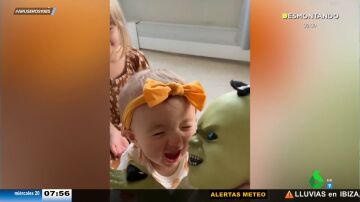 Una niña regala a su hermanita pequeña un muñeco diabólico que termina convirtiéndose en su peluche favorito