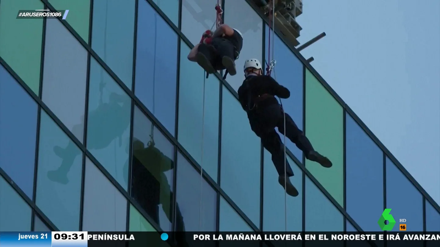 Un hombre de 102 años practica rápel por una causa solidaria: así baja un edificio de 85 metros Un hombre de 102 años practica rápel por una causa solidaria: así baja un edificio de 85 metros