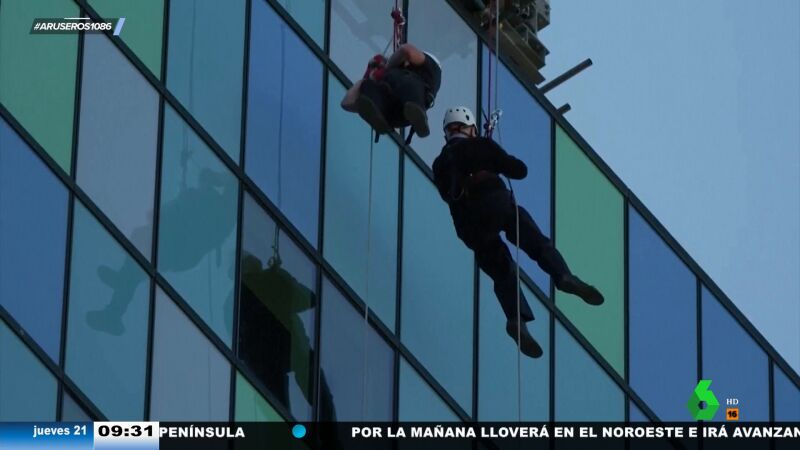 Un hombre de 102 años practica rápel por una causa solidaria: así baja un edificio de 85 metros