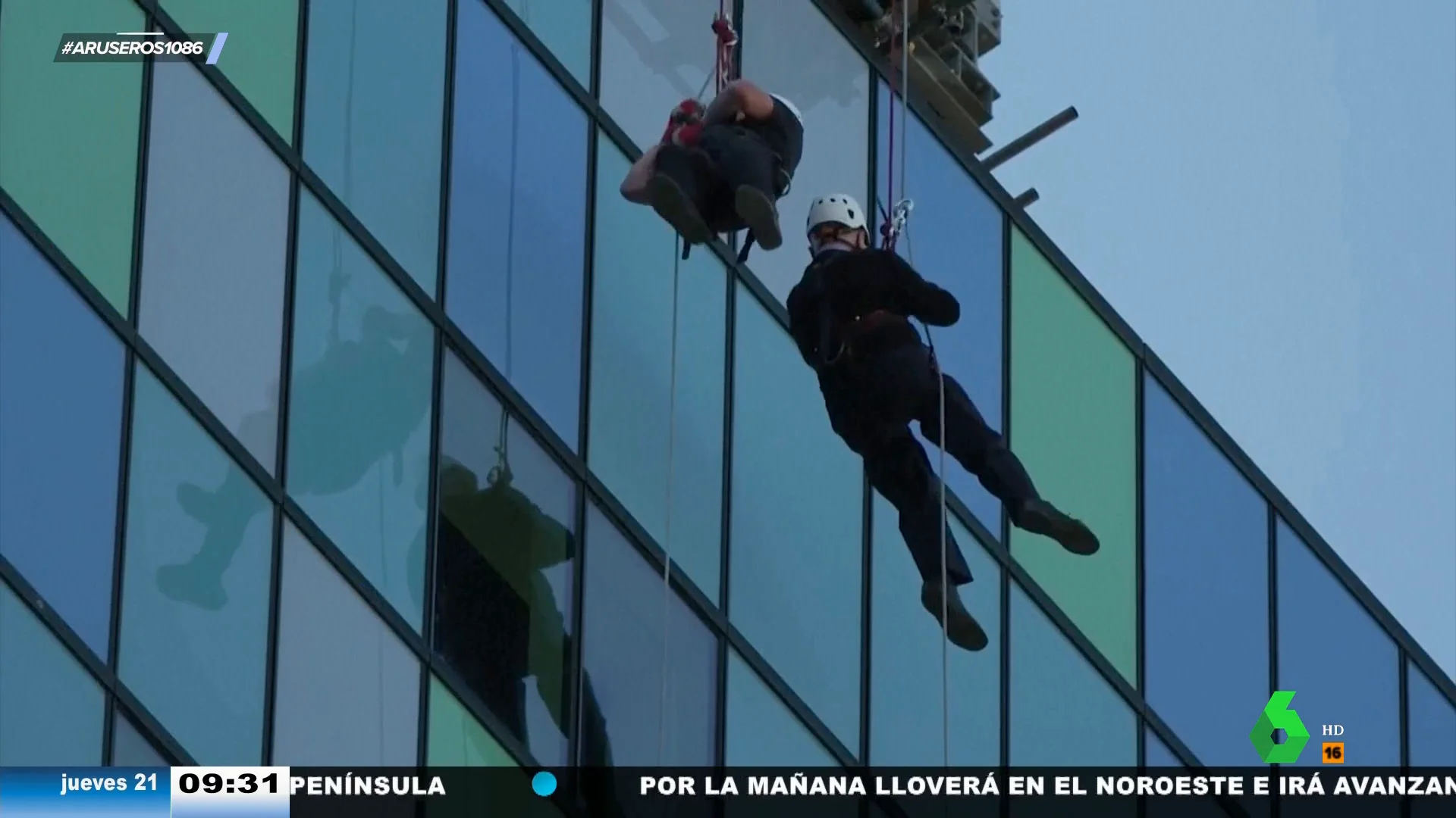 Un hombre de 102 años practica rápel por una causa solidaria: así baja un edificio de 85 metros