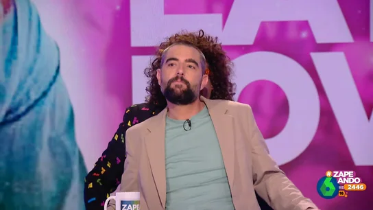 El cómico momento en el que Torito le 'presta' su pelo a Dani Mateo en directo El cómico momento en el que Torito le 'presta' su pelo a Dani Mateo en directo