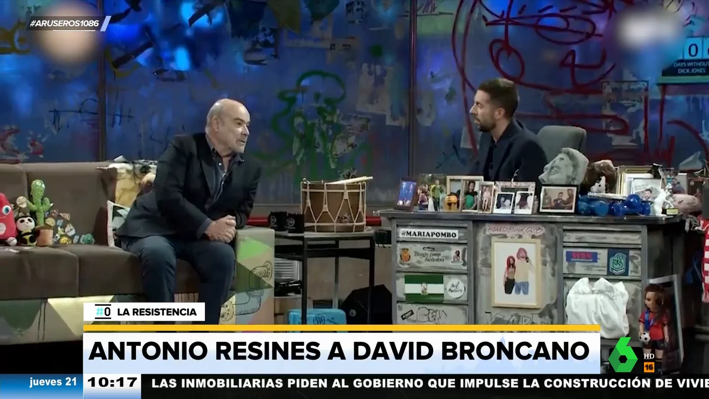 Lluvia de dardos entre David Broncano y Antonio Resines: "Pareces un ganadero de los 80" Lluvia de dardos entre David Broncano y Antonio Resines: "Pareces un ganadero de los 80"