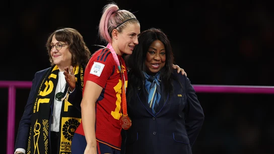 Fatma Samoura, secretaria general de la FIFA, junto a Alexia Putellas Fatma Samoura, secretaria general de la FIFA, junto a Alexia Putellas