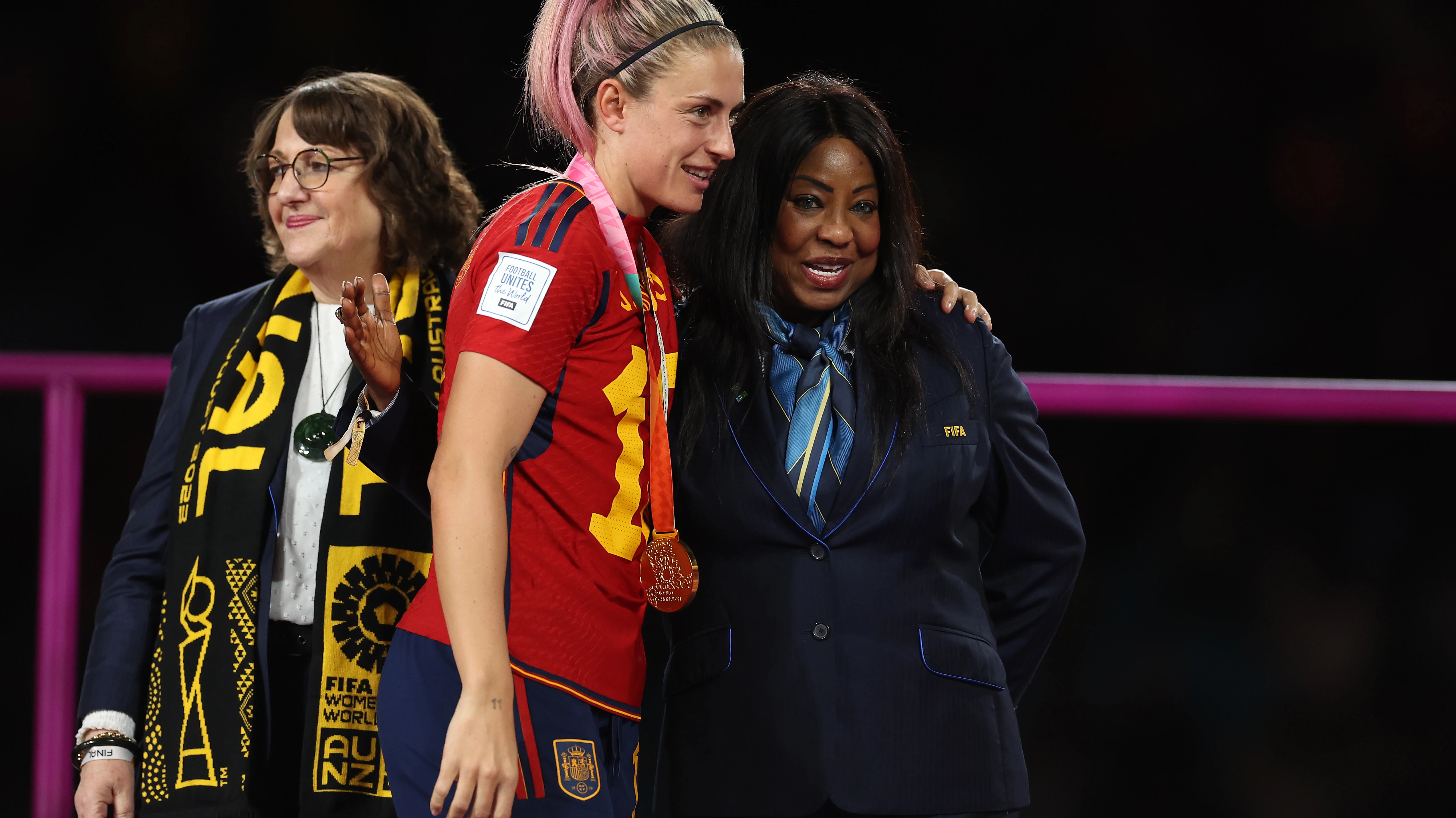 Fatma Samoura, secretaria general de la FIFA, junto a Alexia Putellas