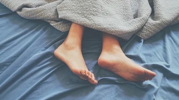 Estos son los síntomas del síndrome de piernas inquietas, un problema neurológico que dificulta el sueño 