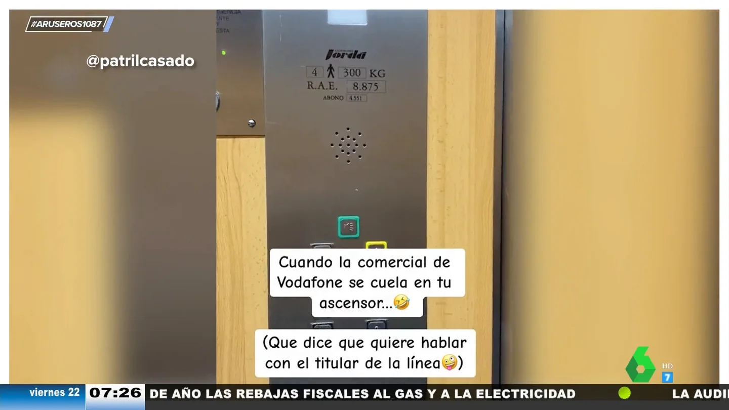 Pulsa el botón de emergencia del ascensor y le contesta una comercial de telefonía móvil: "Quería hacerle una oferta" Pulsa el botón de emergencia del ascensor y le contesta una comercial de telefonía móvil: "Quería hacerle una oferta"