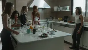 Silvia Alonso, Aislinn Derbez, Paula Usero, Leticia Dolera y María León protagonizan 'Noche de chicas'.