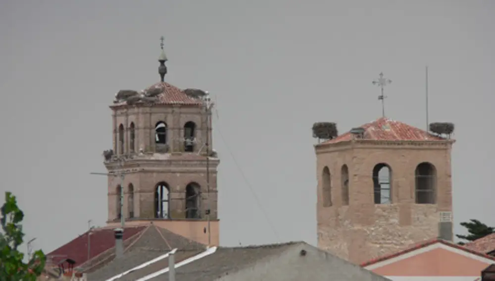 La torre de San Pedro junto con la torre de la Iglesia de Santiago Apóstol