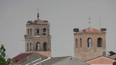 La torre de San Pedro junto con la torre de la Iglesia de Santiago Apóstol La torre de San Pedro junto con la torre de la Iglesia de Santiago Apóstol