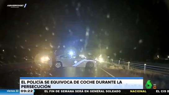 Un agente de policía se equivoca de coche durante una persecución y provoca un accidente Un agente de policía se equivoca de coche durante una persecución y provoca un accidente