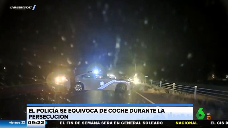 Un agente de policía se equivoca de coche durante una persecución y provoca un accidente