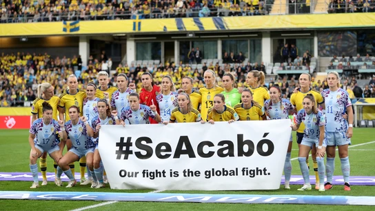 "Se acabó": la pancarta con la que han posado las futbolistas españolas y las suecas "Se acabó": la pancarta con la que han posado las futbolistas españolas y las suecas