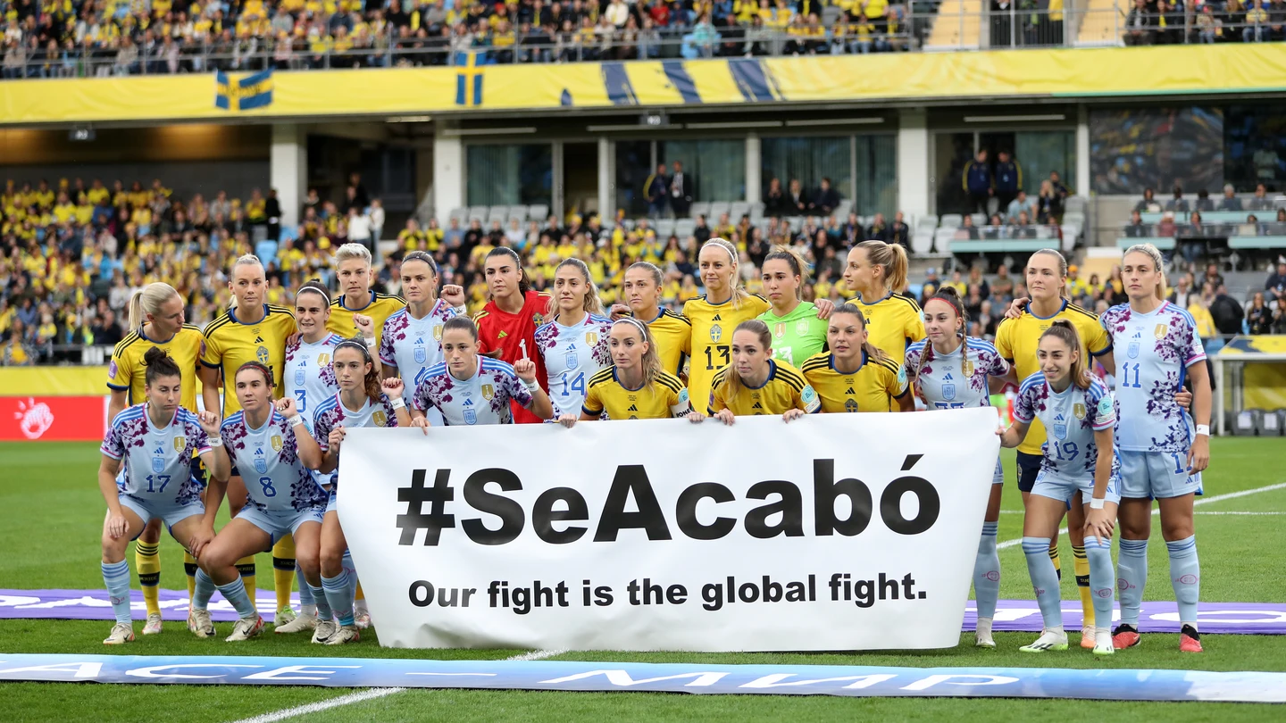 "Se acabó": la pancarta con la que han posado las futbolistas españolas y las suecas "Se acabó": la pancarta con la que han posado las futbolistas españolas y las suecas