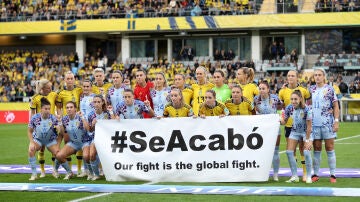 "Se acabó": la pancarta con la que han posado las futbolistas españolas y las suecas