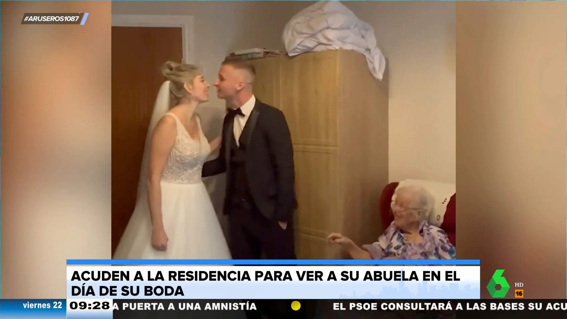 Los novios acuden a la residencia de la abuela para verla en el día de su boda