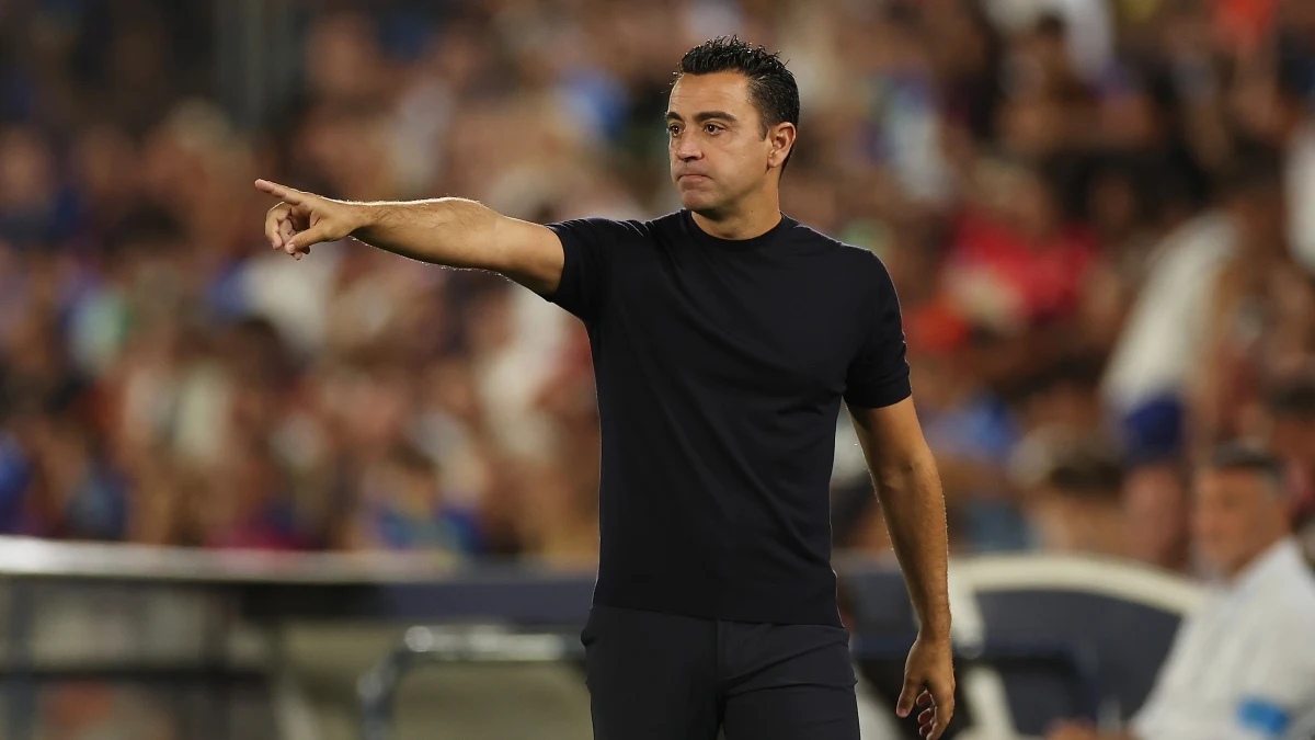 Xavi Hernández da instrucciones en banda