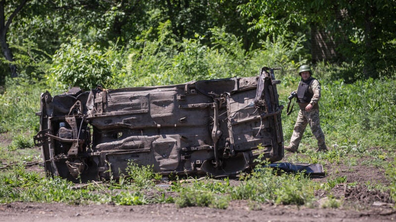 Imagen de archivo de un soldado ucraniano junto a un vehículo dañado.