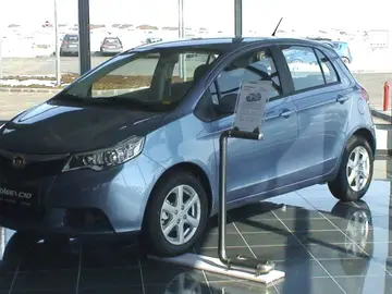 Un coche a la venta en un concesionario Un coche a la venta en un concesionario