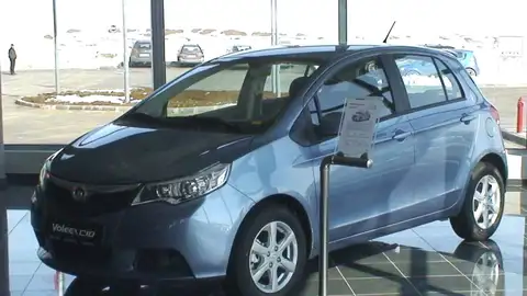 Un coche a la venta en un concesionario Un coche a la venta en un concesionario