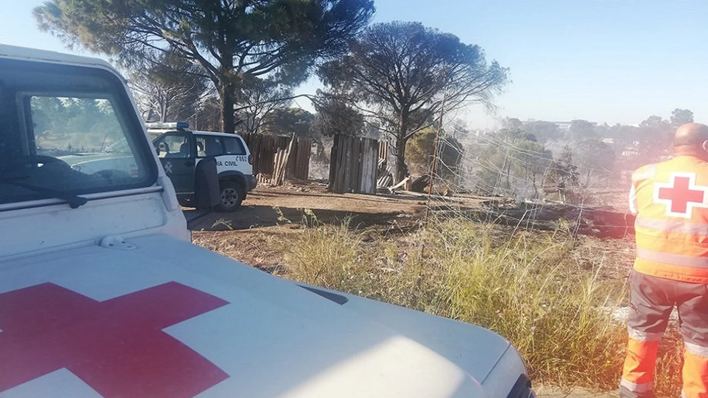 Varios heridos leves y 200 infraviviendas quemadas tras un incendio en Palos de la Frontera, Huelva Varios heridos leves y 200 infraviviendas quemadas tras un incendio en Palos de la Frontera, Huelva