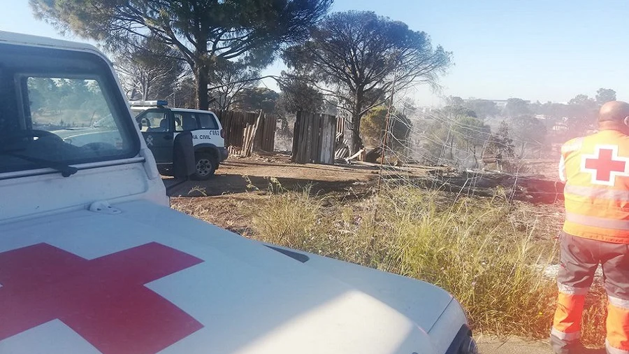 Varios heridos leves y 200 infraviviendas quemadas tras un incendio en Palos de la Frontera, Huelva