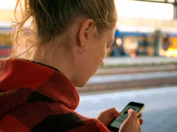 Adolescente con móvil Adolescente con móvil