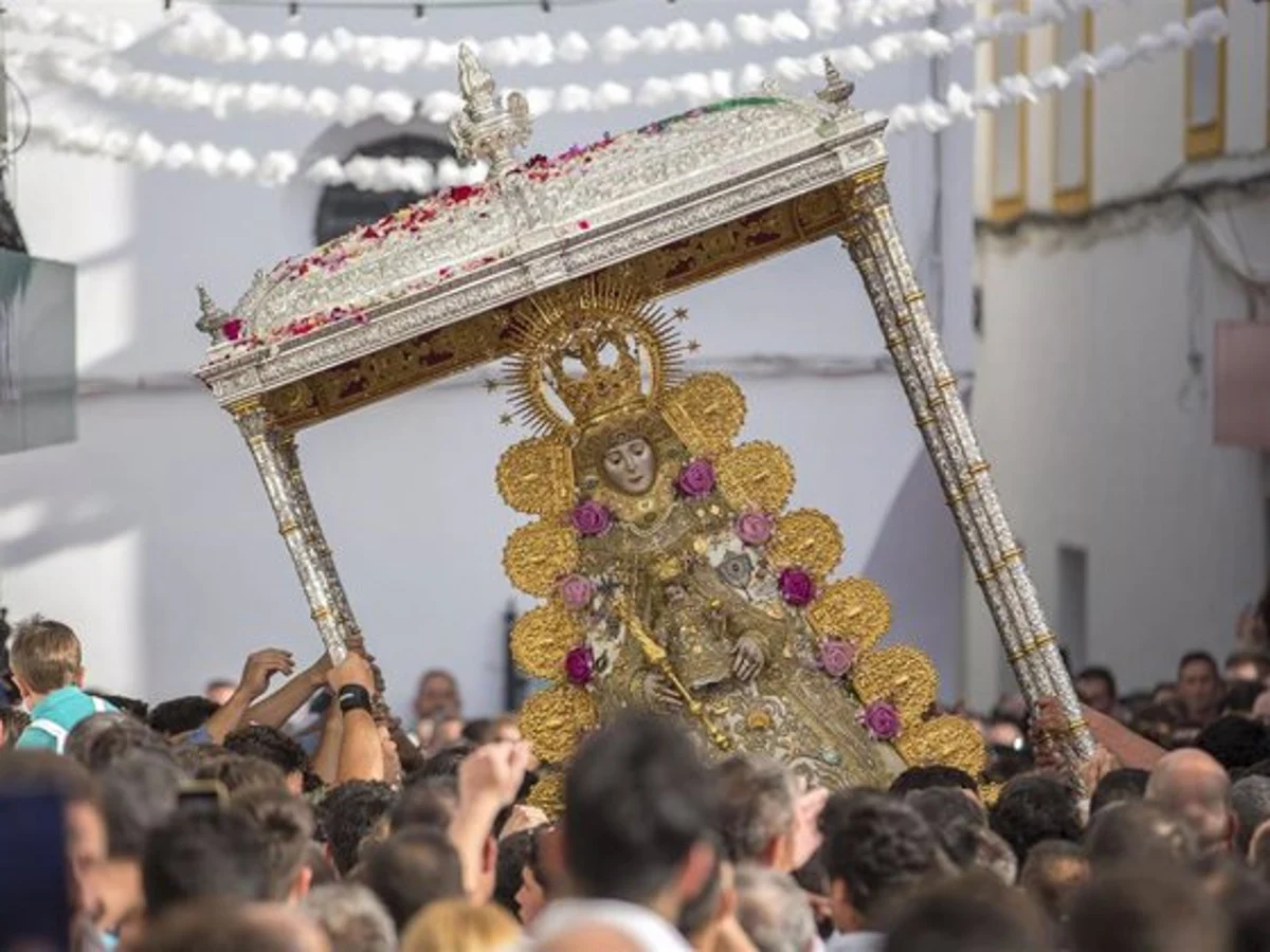 La Virgen del Rocío volverá a su altar tras la restauración «para antes de  la Nochebuena»