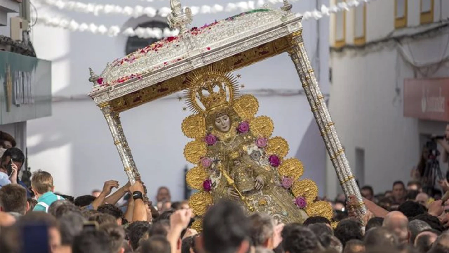 La Virgen del Rocío procesionando por las calles de Almonte La Virgen del Rocío procesionando por las calles de Almonte
