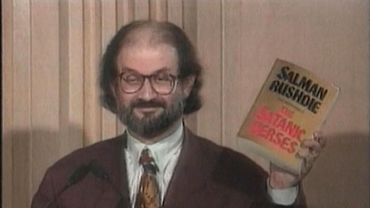 Salman Rushdie presentando 'Los versos satánicos' Salman Rushdie presentando 'Los versos satánicos'