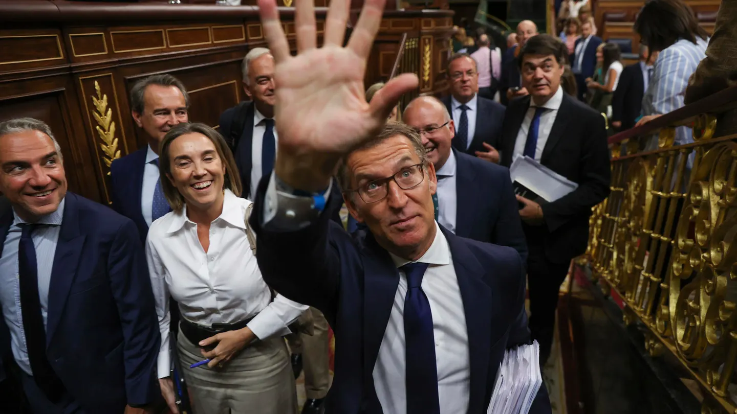 El candidato y líder del PP Alberto Núñez Feijóo saluda tras la primera sesión del debate de su investidura a la Presidencia del Gobierno. El candidato y líder del PP Alberto Núñez Feijóo saluda tras la primera sesión del debate de su investidura a la Presidencia del Gobierno.