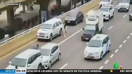 Una mujer atada escapa del coche en el que estaba secuestrada durante un atasco Una mujer atada escapa del coche en el que estaba secuestrada durante un atasco