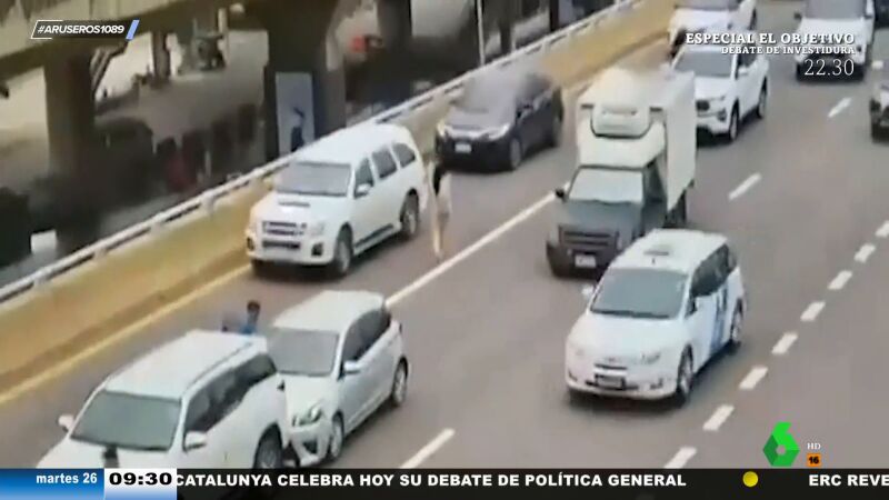 Una mujer atada escapa del coche en el que estaba secuestrada durante un atasco
